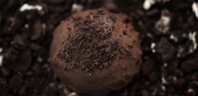 כיפות של חצי כדור מוס שוקולד על בסיס של בצק אוראו בציפוי מתוק
