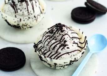 מתכון שגם ילדים יכולים להכין – מוס אוראו בקעריות שוקולד לבן מנוקדות